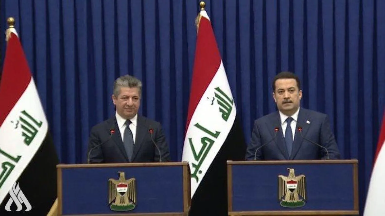 مسرور بارزاني رئيس وزراء كردستان العراق مع رئيس الوزراء العراقي محمد شياع السوداني خلال مؤتمر صحافي (واع)
