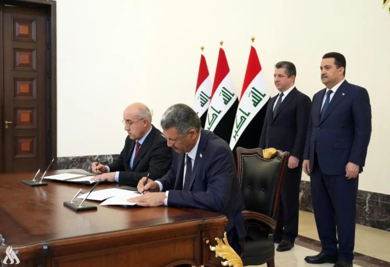 رئيس الوزراء العراقي محمد شياع السوداني ورئيس إقليم كردستان العراق مسرور برزاني يشهدان التوقيع على الاتفاق المؤقت في بغداد 4 أبريل 2023 (واع)