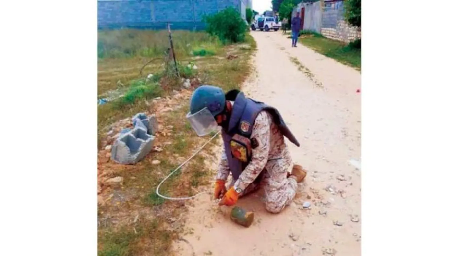 A member of the Military Engineering Department in Tripoli dismantles a mine in the Al-Aqrabiyah area in western Libya. (Office of the Chairman of Staff of the GNU Forces)
