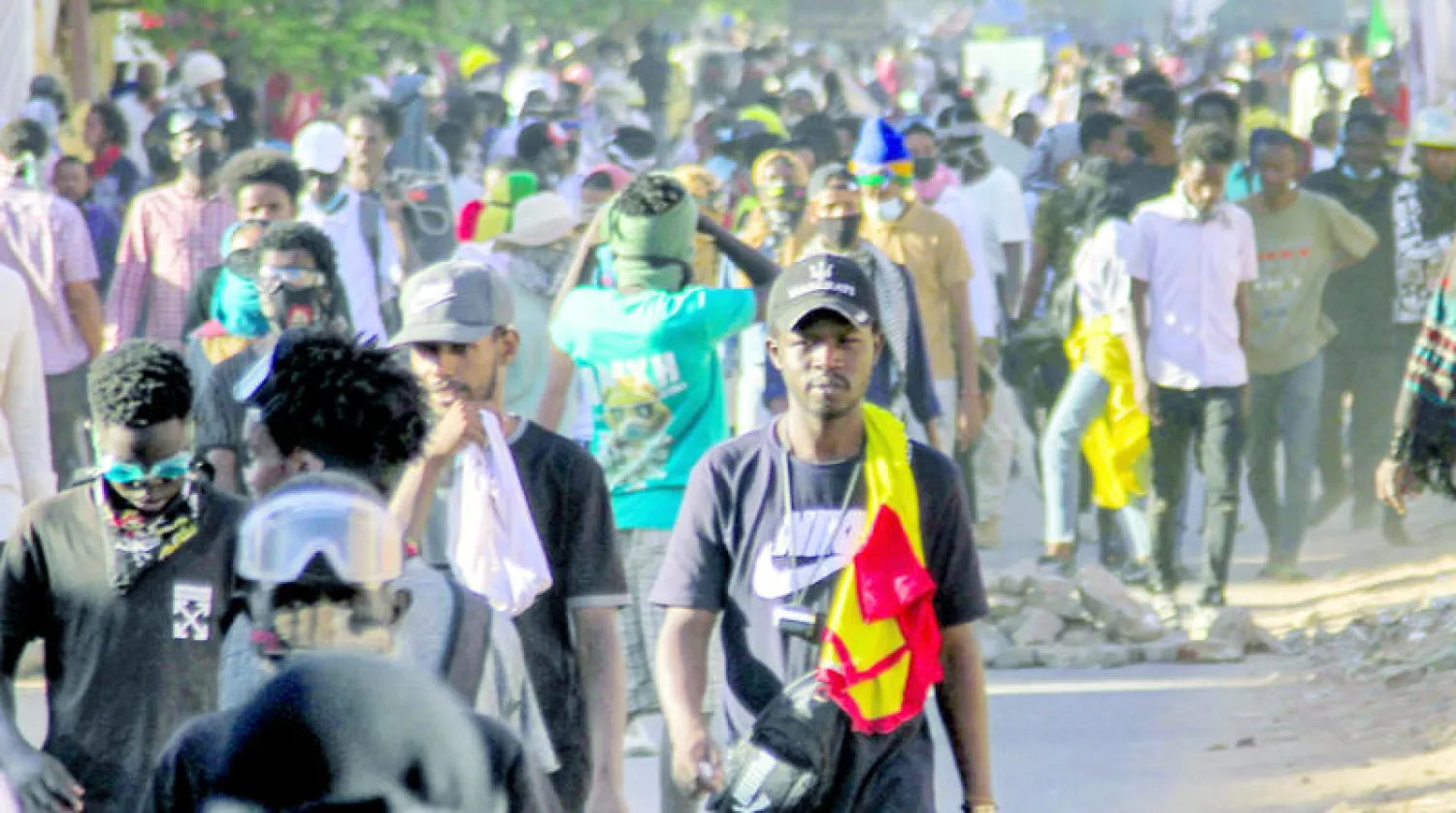 السلطات أعلنت اليوم (الخميس) عطلة رسمية في البلاد تحسباً لمظاهرة مليونية تتجه نحو القصر الرئاسي بالخرطوم (أ.ف.ب)