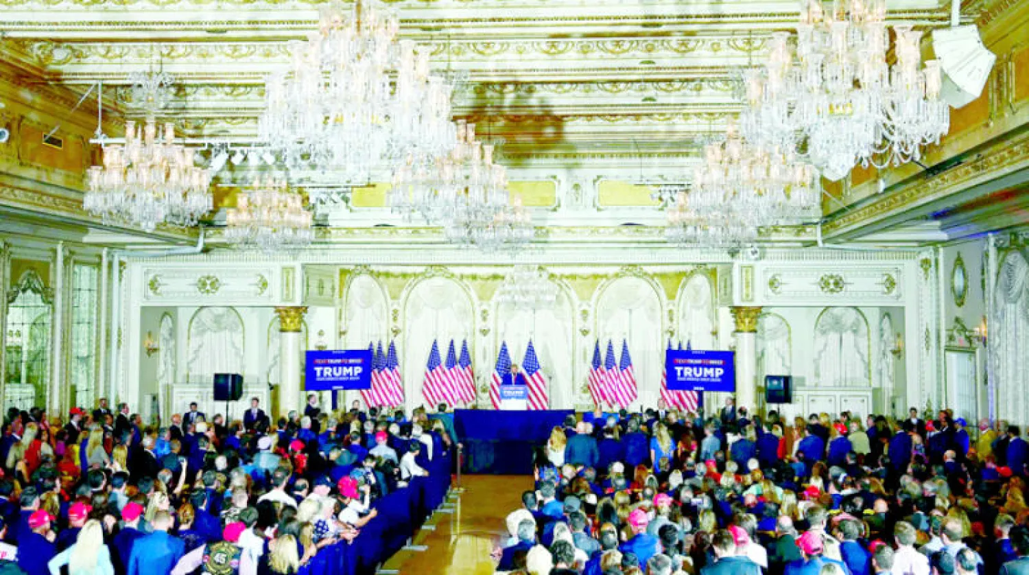 الرئيس السابق دونالد ترمب يتحدث أمام مناصريه في مارالاغو بفلوريدا ليلة الثلاثاء - الأربعاء (أ.ف.ب)