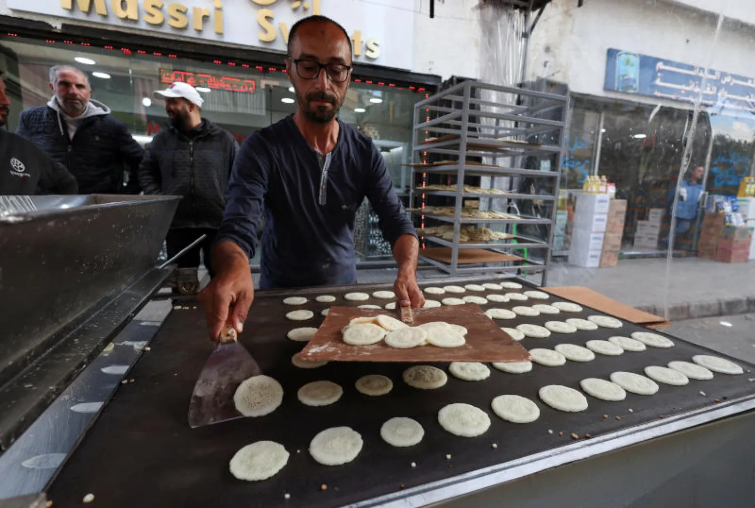 بائع قطائف في العاصمة بيروت (رويترز)