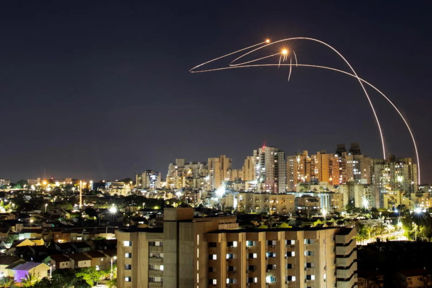 القبة الحديدية الإسرائيلية خلال تصديها لصواريخ أطلقت من الأراضي الفلسطينية في أبريل 2022 (أرشيفية - رويترز)