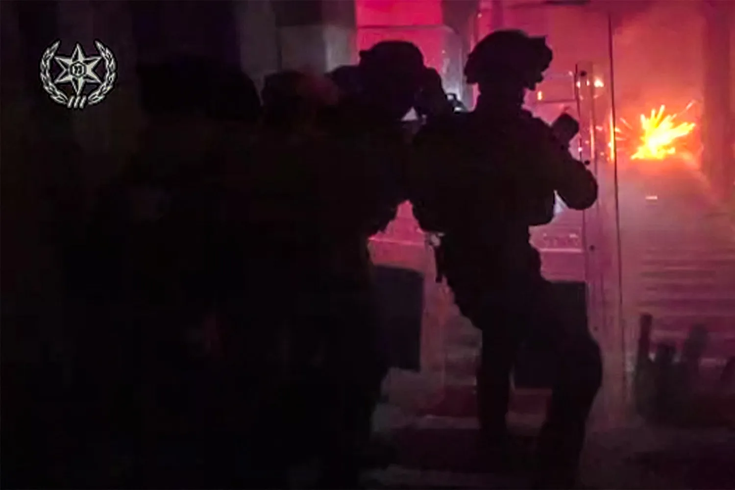 عناصر من الشرطة الإسرائيلية خلال اقتحام المسجد الأقصى (أ.ف.ب)