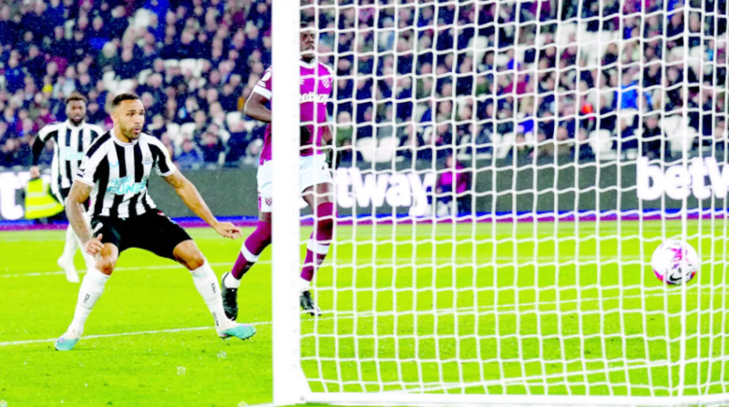 كالوم ويلسون مهاجم نيوكاسل (يسار) سجّل ثنائية من خماسية الفوز الساحق بمرمى وستهام (د.ب.أ)