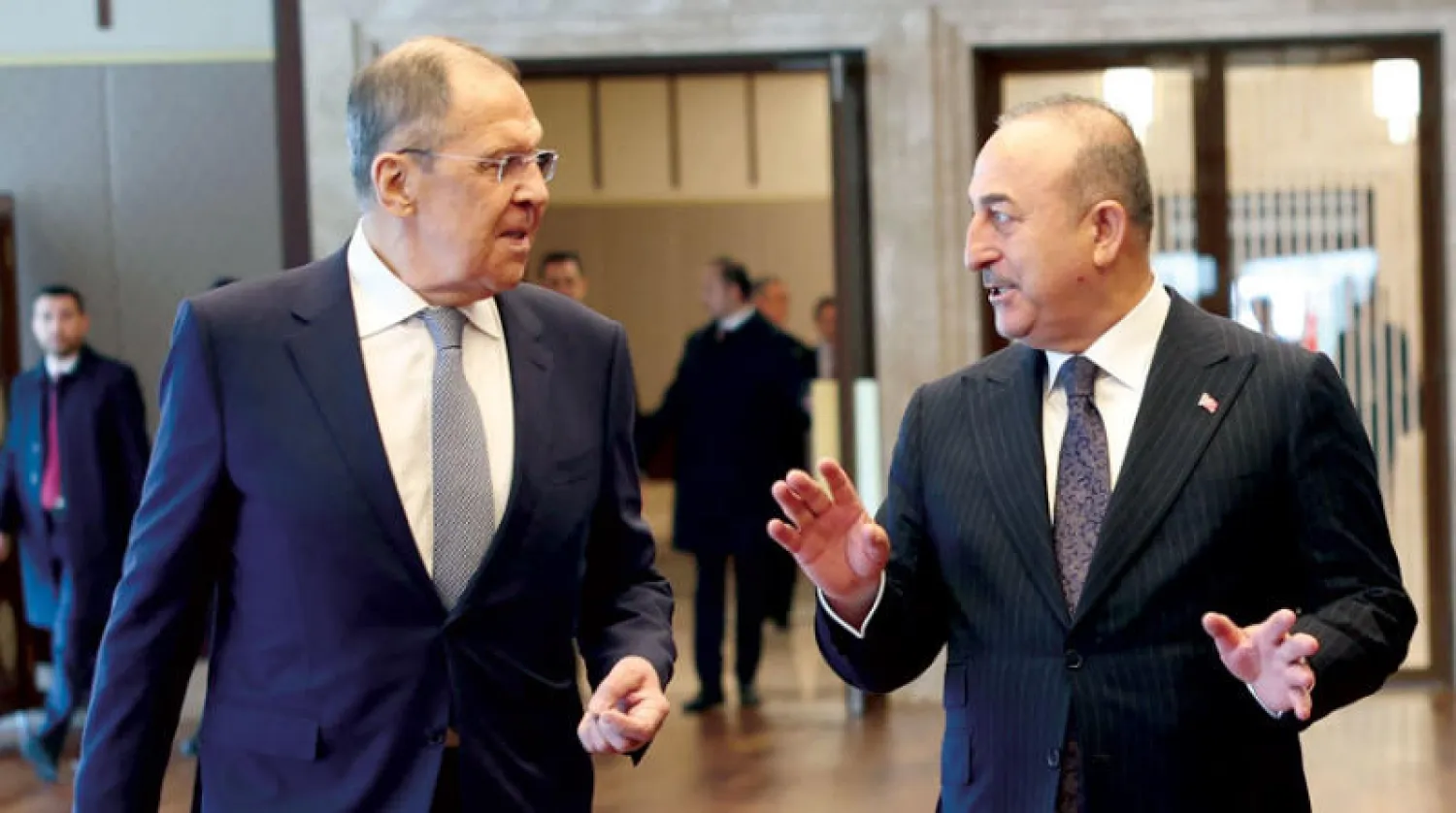 حديث بين وزير الخارجية الروسي سيرغي لافروف ونظيره التركي مولود جاويش أوغلو في أنقرة أمس (أ.ف.ب)