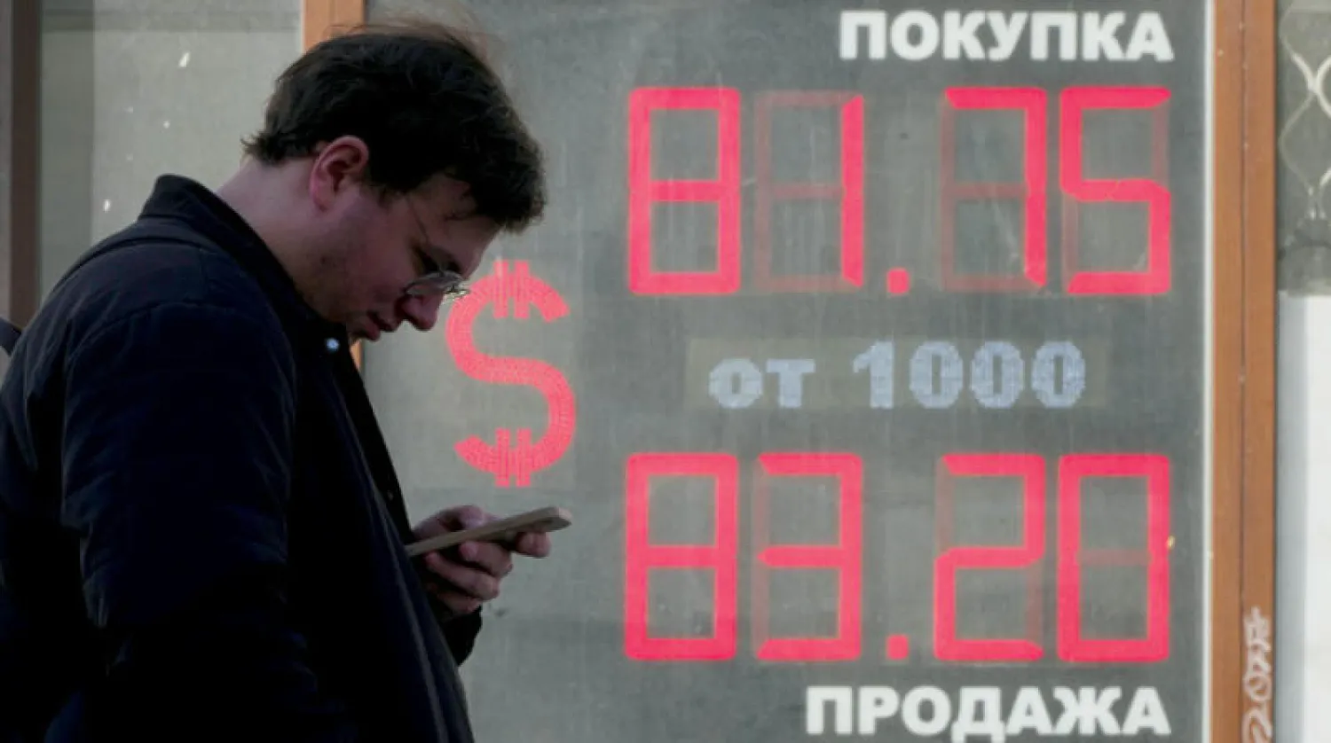 شاشة تعرض أسعار الروبل مقابل العملات الأجنبية في مدينة سان بطرسبرغ الروسية (أ.ب)