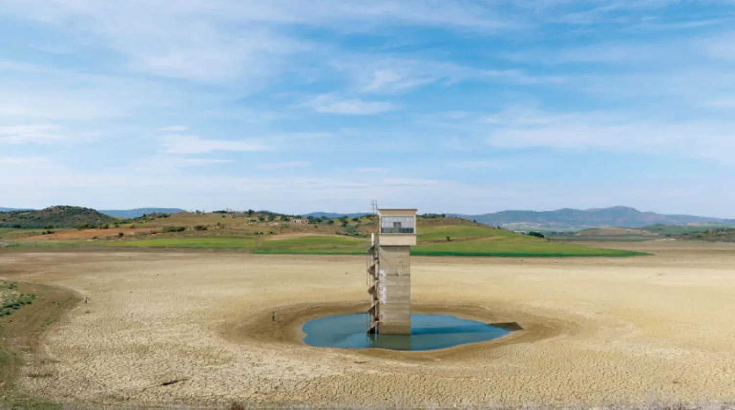 أحد السدود محاصر بمظاهر الجفاف وشح الأمطار في محافظة نابول التونسية (رويترز)