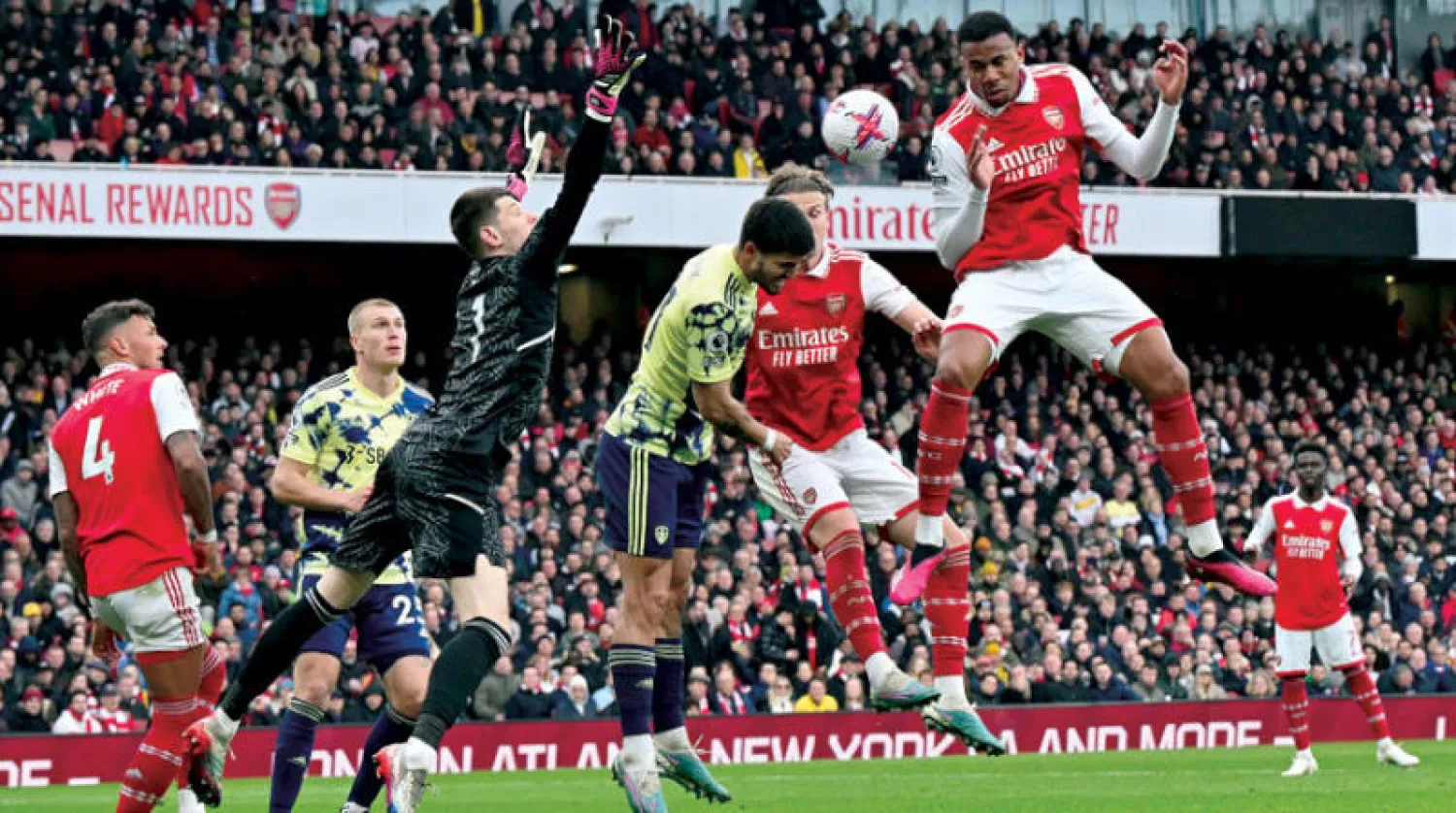 يحل آرسنال  ضيفاً على ليفربول منتشياً بتعزيز صدارته بعد هز شباك ليدز برباعية (أ.ف.ب)