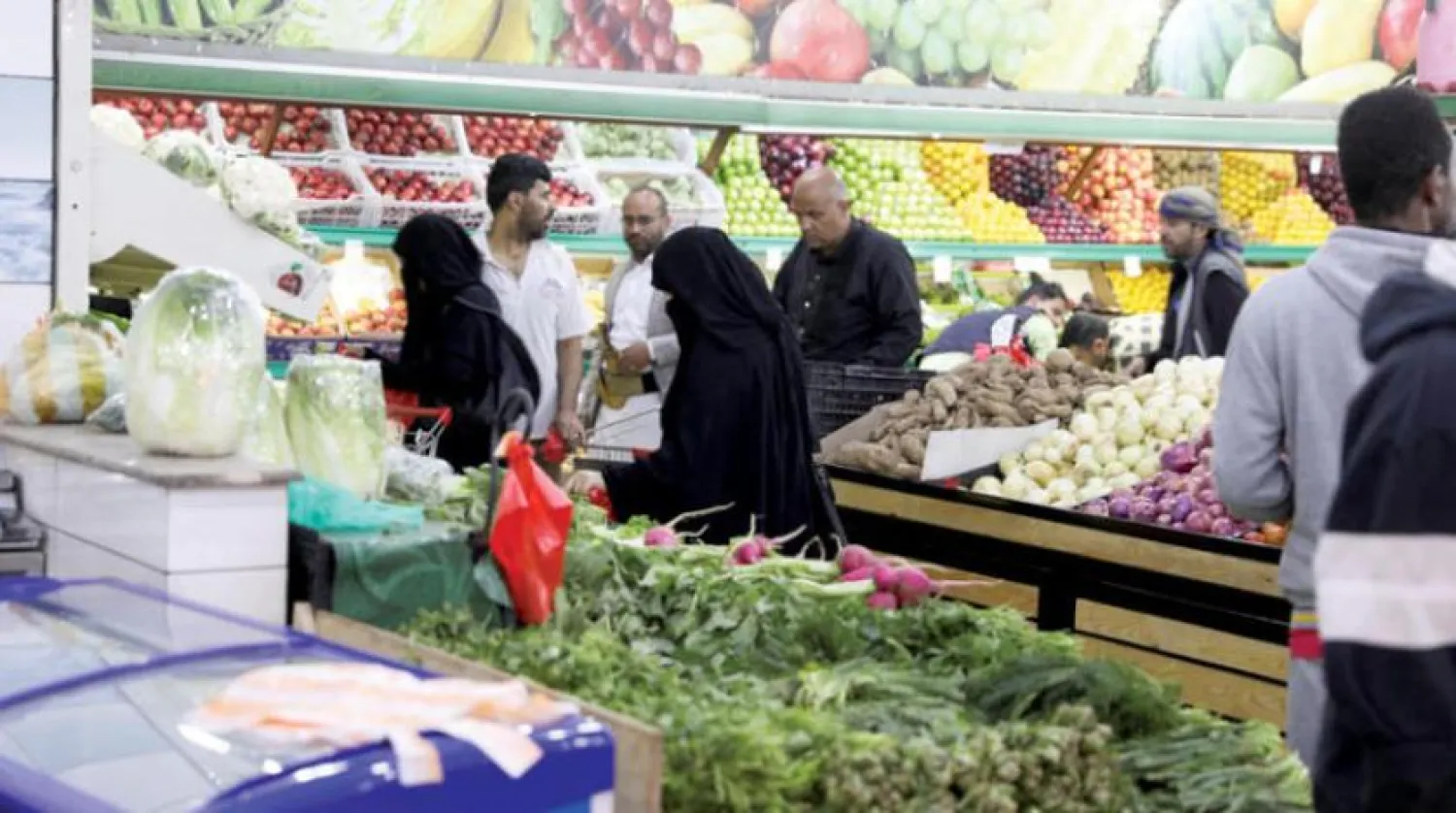 Sana’daki bir süpermarketten sebze ve meyve ihtiyaçlarını alan Yemenliler (Reuters)