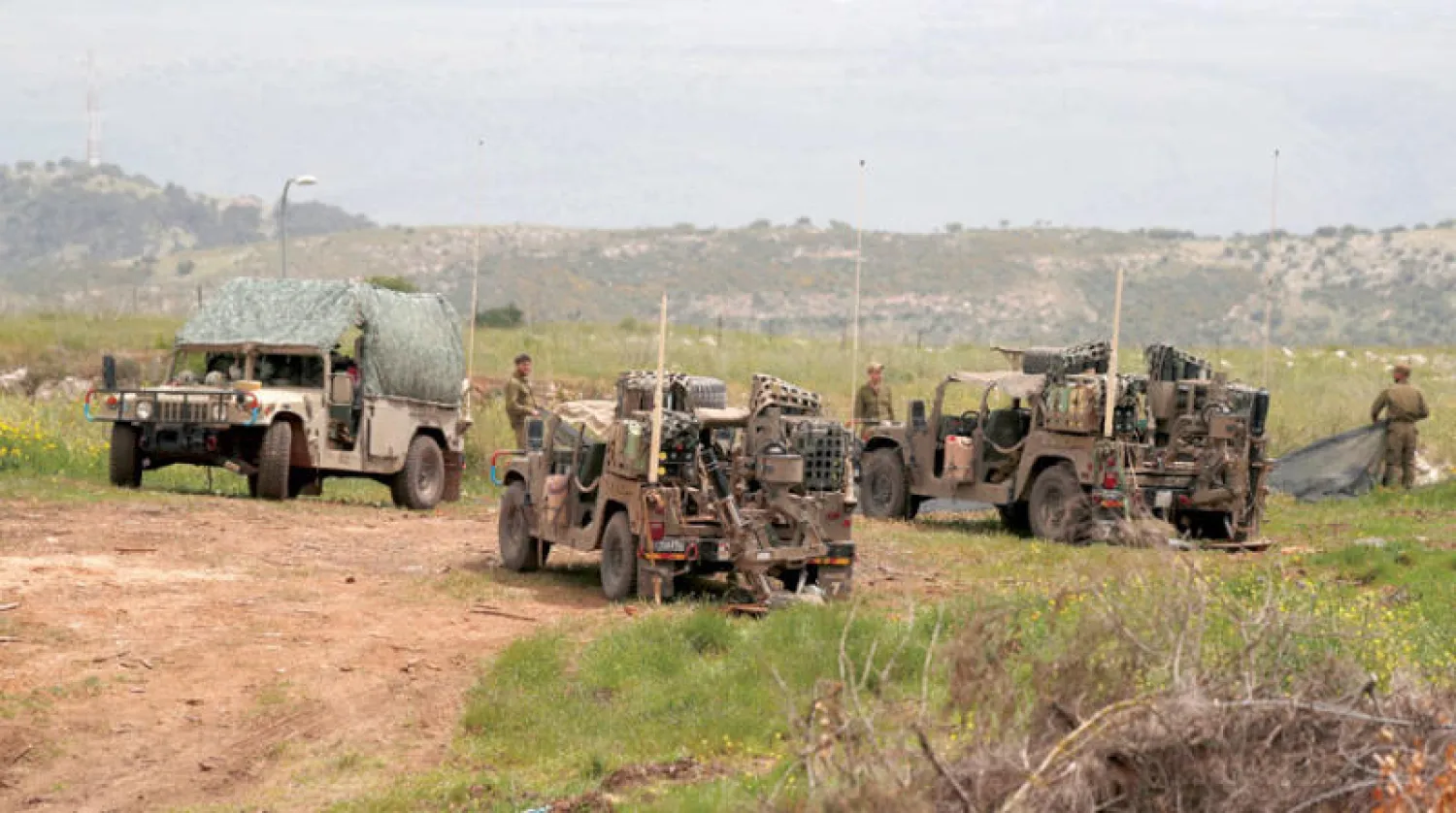 جنود إسرائيليون ينتشرون أمس في موقع محاذٍ للحدود اللبنانية قرب مستوطنة المالكية (إ.ب.أ)