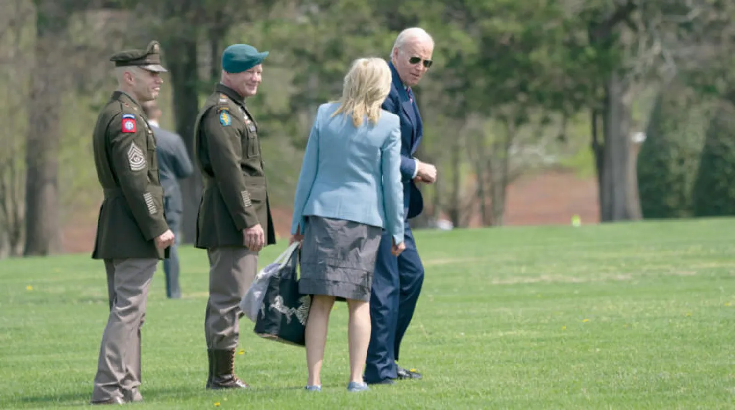 جو وجيل بايدن في طريقهما إلى كامب ديفيد في 6 أبريل (إ.ب.أ)