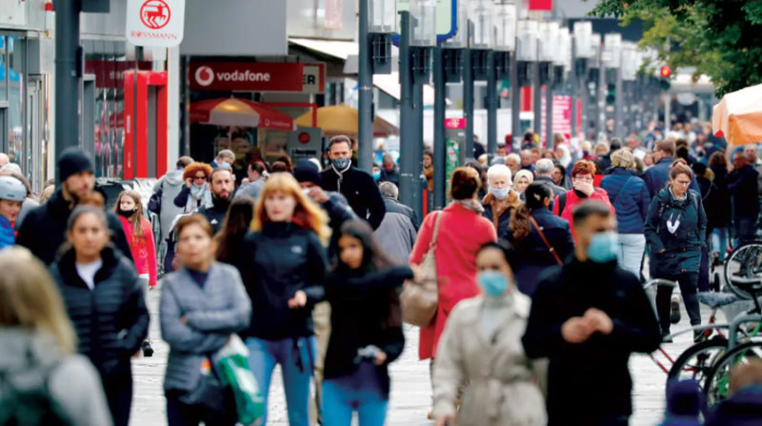 شركات ومؤسسات في شارع رئيسي بالعاصمة الألمانية برلين (رويترز)