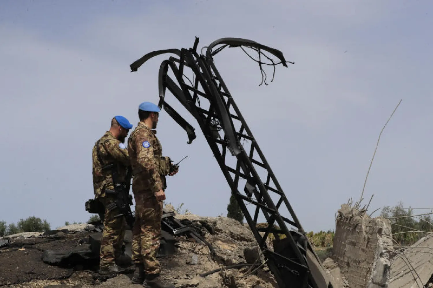 من آثار الضربة الإسرائيلية على جنوب لبنان (أ.ب)