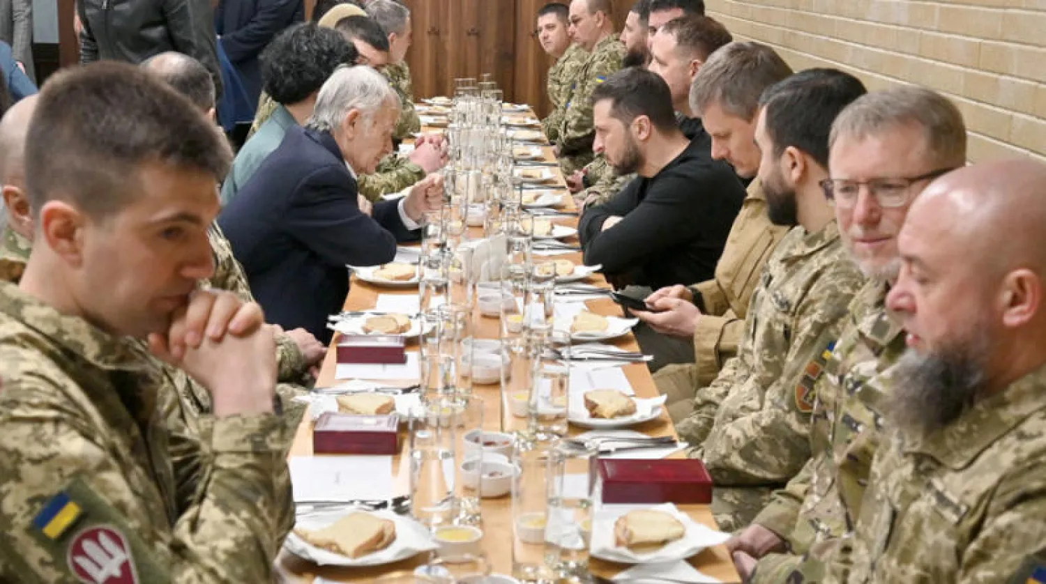 الرئيس الأوكراني فلوديمير زيلينسكي أثناء الإفطار الرمضاني (أ.ف.ب)