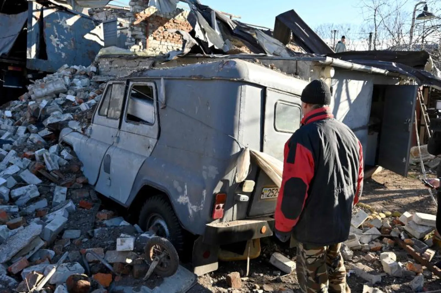 آثار الدمار بعد هجوم صاروخي على مدينة خاركيف الأوكرانية (أ.ف.ب)