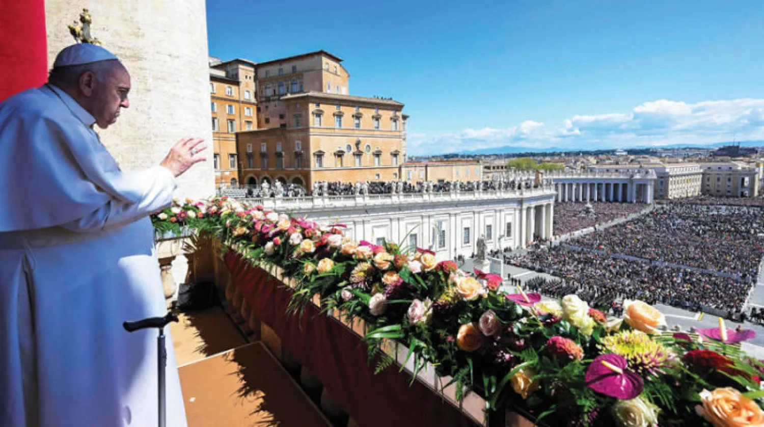 البابا ملوحاً للمصلين في الفاتيكان أمس (أ.ف.ب)