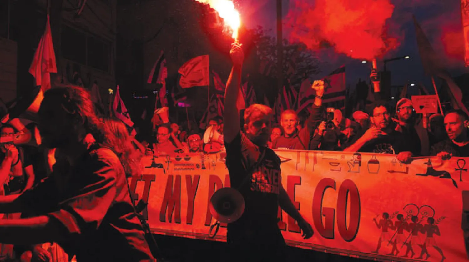 إسرائيليون يحتجون في تل أبيب السبت على خطط حكومة نتنياهو لتغيير النظام القضائي (أ.ب)