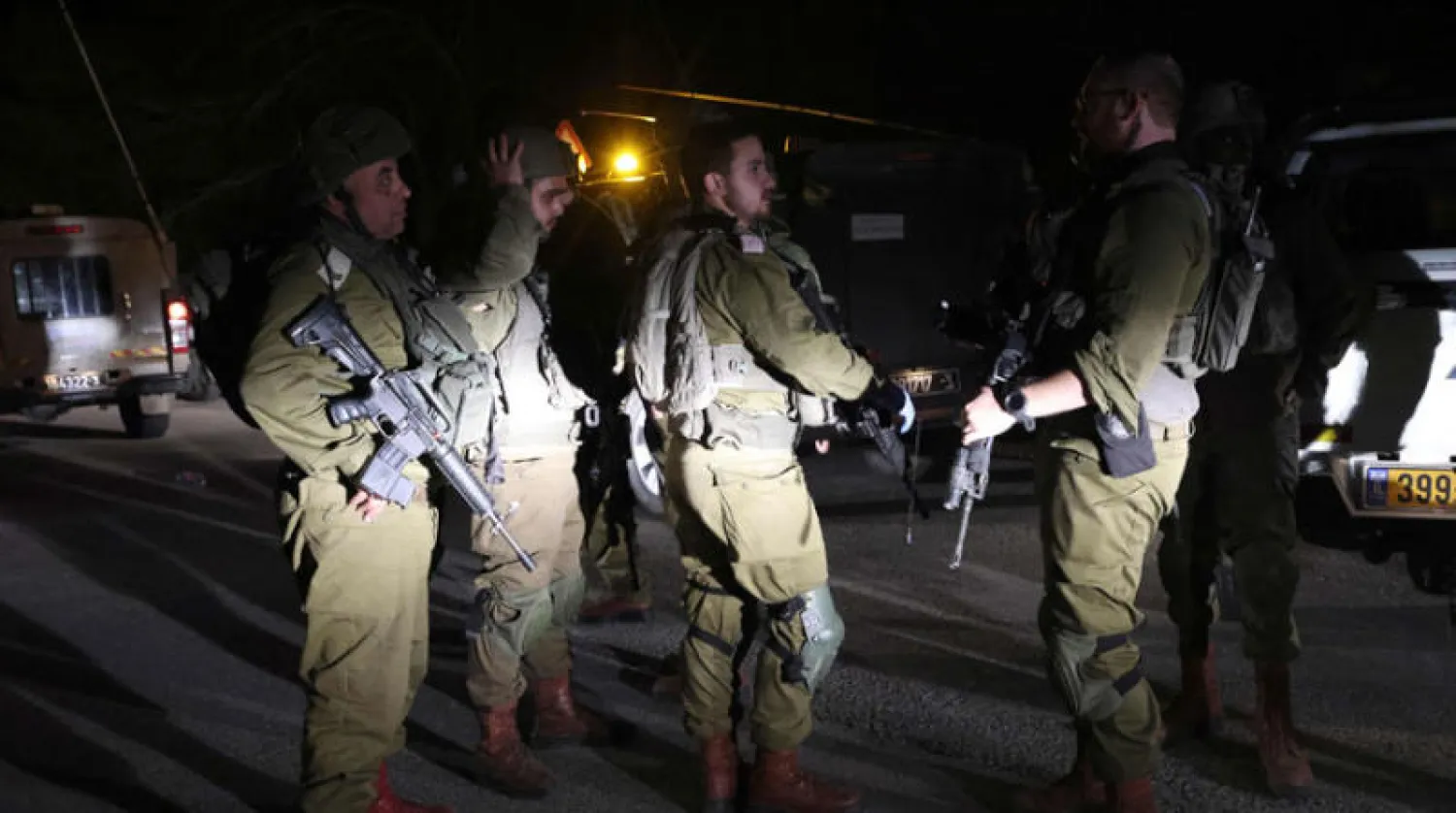 جنود إسرائيليون يقومون بدورية في كيبوتس ناطور بهضبة الجولان أمس (إ.ف.ب)