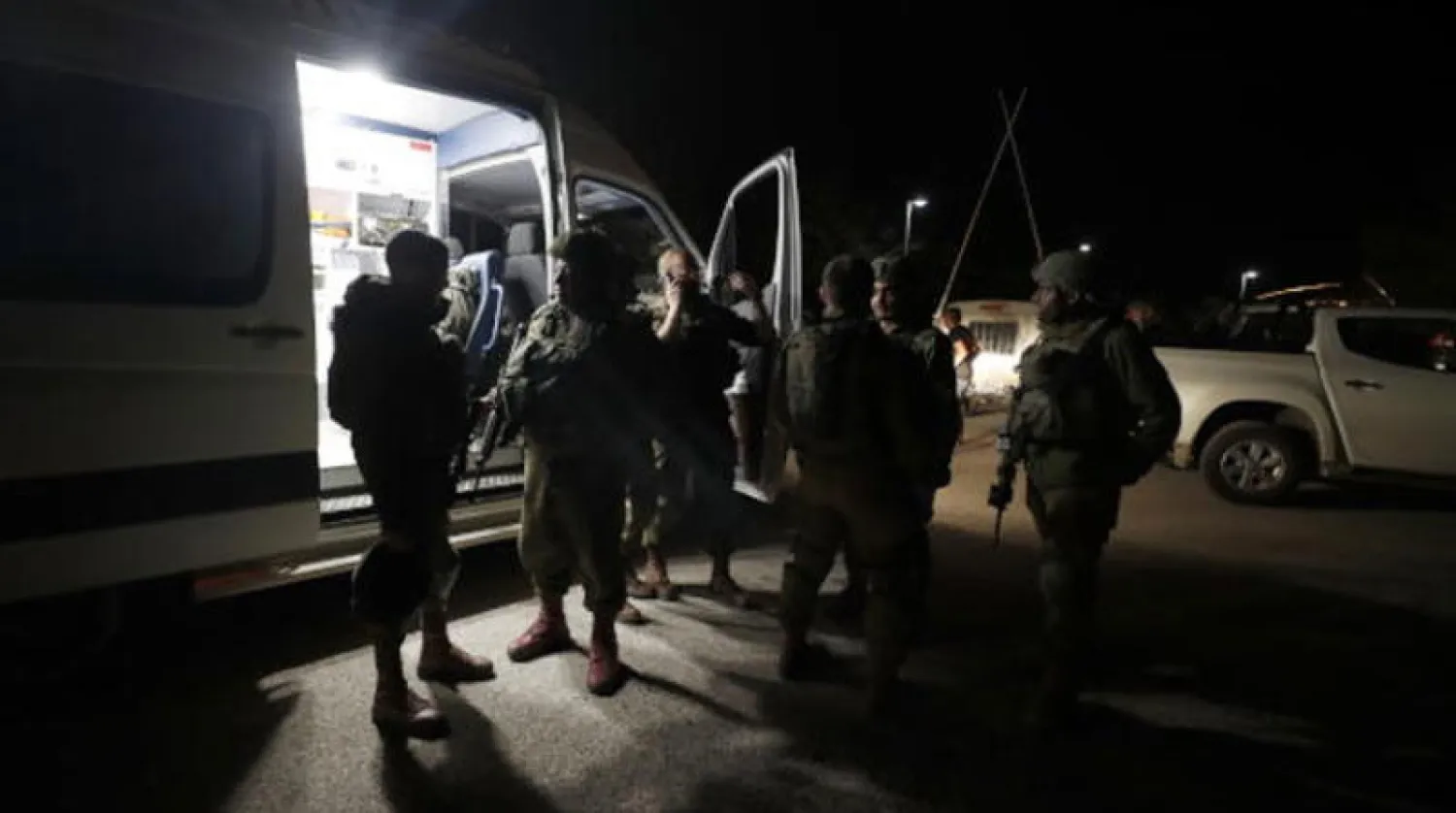 جنود إسرائيليون يقومون بدورية في كيبوتس ناطور بهضبة الجولان أمس (إ.ب.أ)