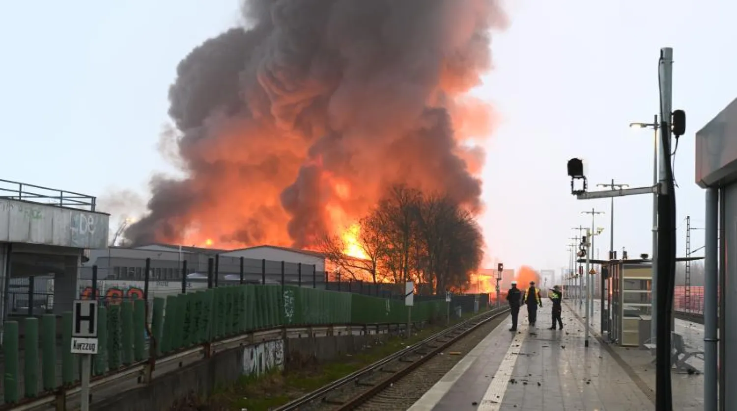 Police and fire authorities were currently assessing the situation in Hamburg (dpa)