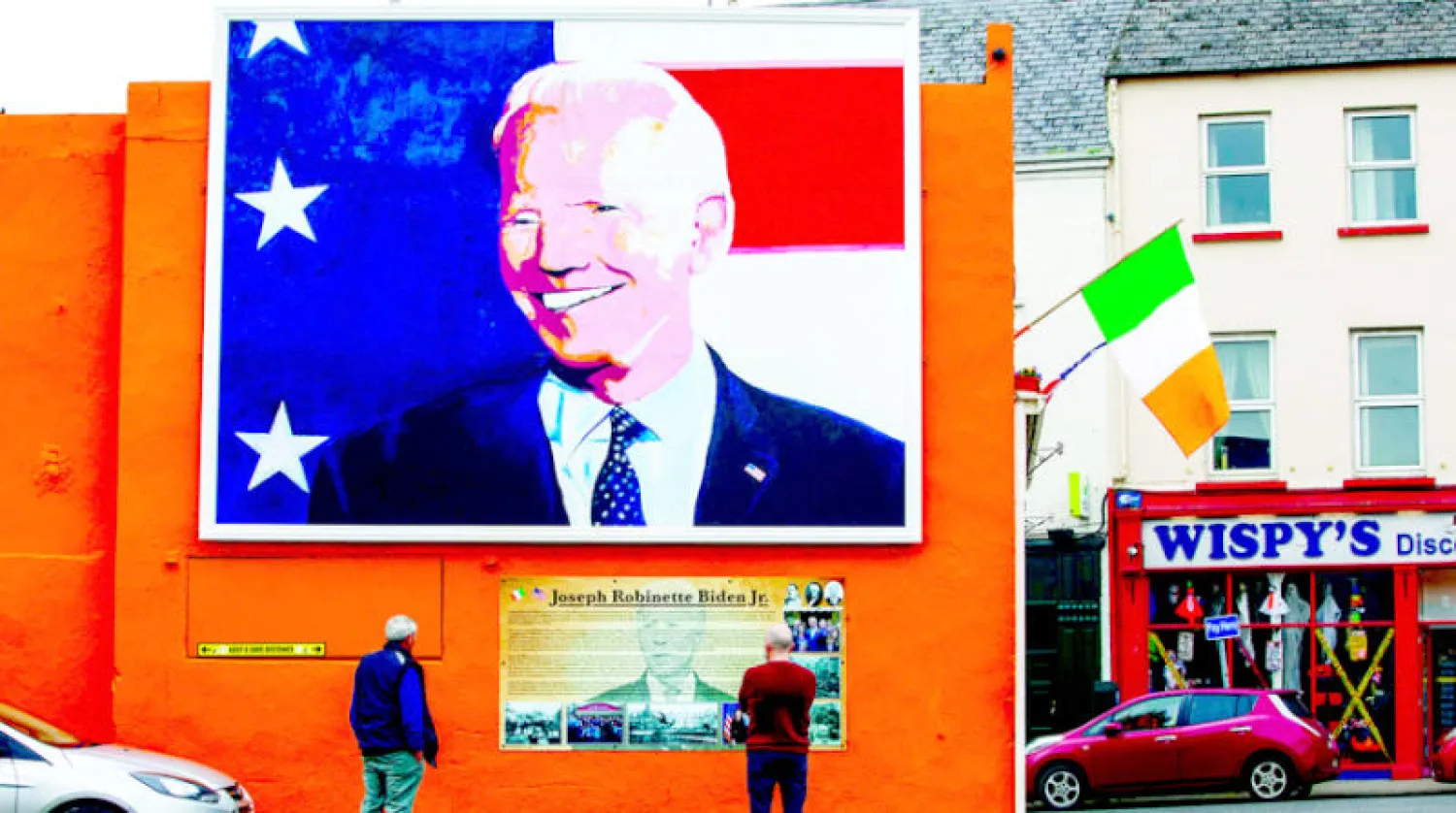صورة عملاقة لبايدن في بلدة بالينا، شمال غربي آيرلندا، حيث مسقط رأس أجداده، في 7 أكتوبر 2020 (أ.ف.ب)