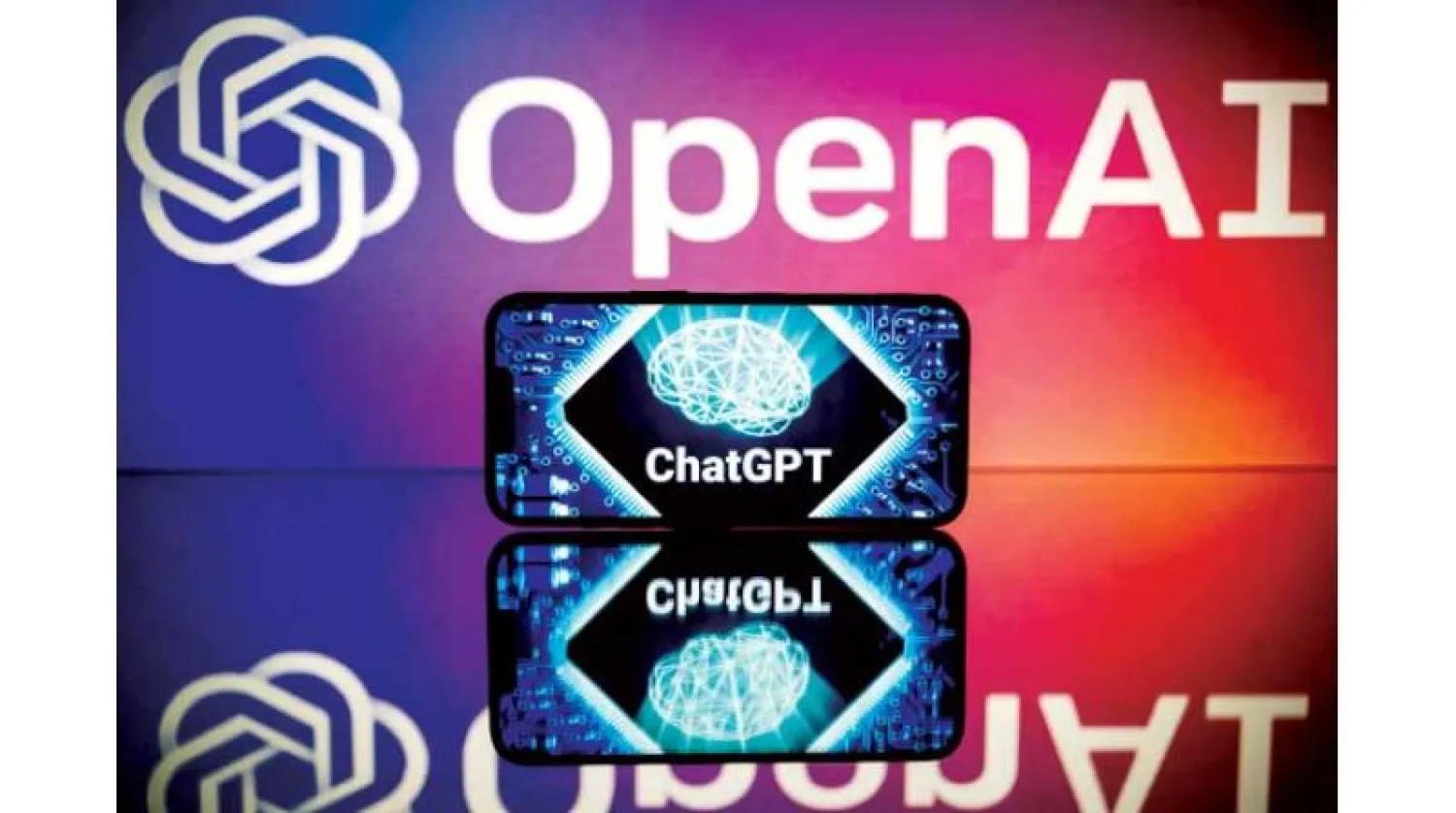 شعارا شركة «أوبن إيه آي» وتطبيق «تشات جي بي تي» في إحدى الفعاليات في مدينة تولوز جنوب غربي فرنسا (أ.ف.ب)