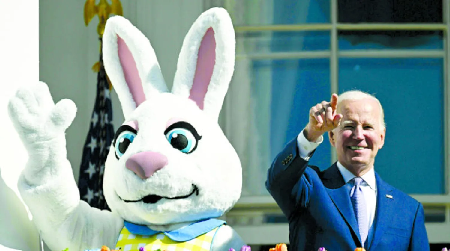 بايدن بجانب «أرنب الفصح» خلال احتفال في البيت الأبيض أمس (أ.ف.ب)