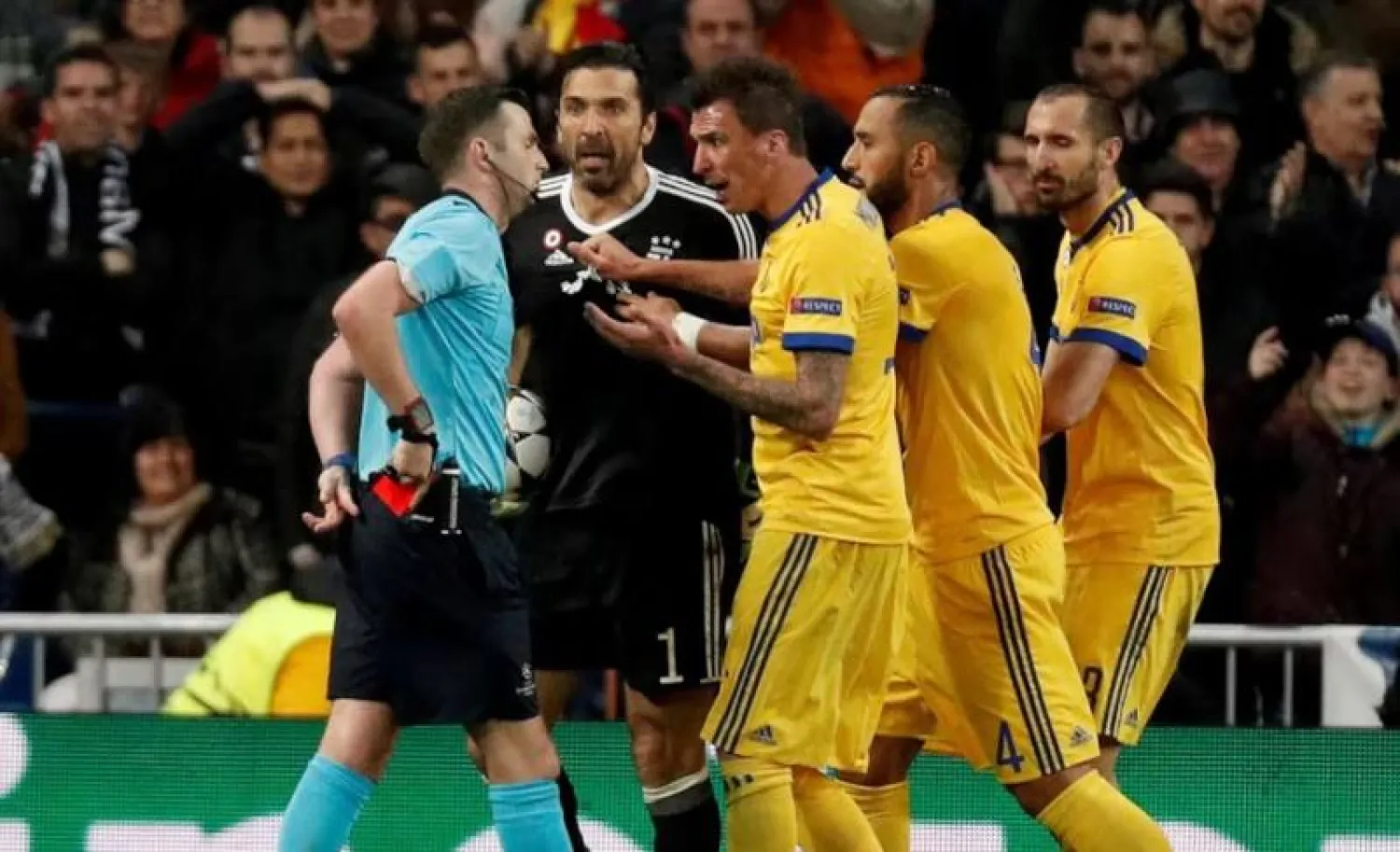 الحكم الإنجليزي مايكل أوليفير أدار العديد من المواجهات الحاسمة في السنوات الأخيرة (رويترز)