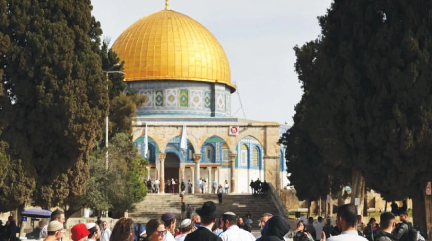 یہودی کل سیکیورٹی فورسز کی حفاظت میں مسجد اقصیٰ کے احاطے میں جاتے ہوئے (اے ایف پی)
