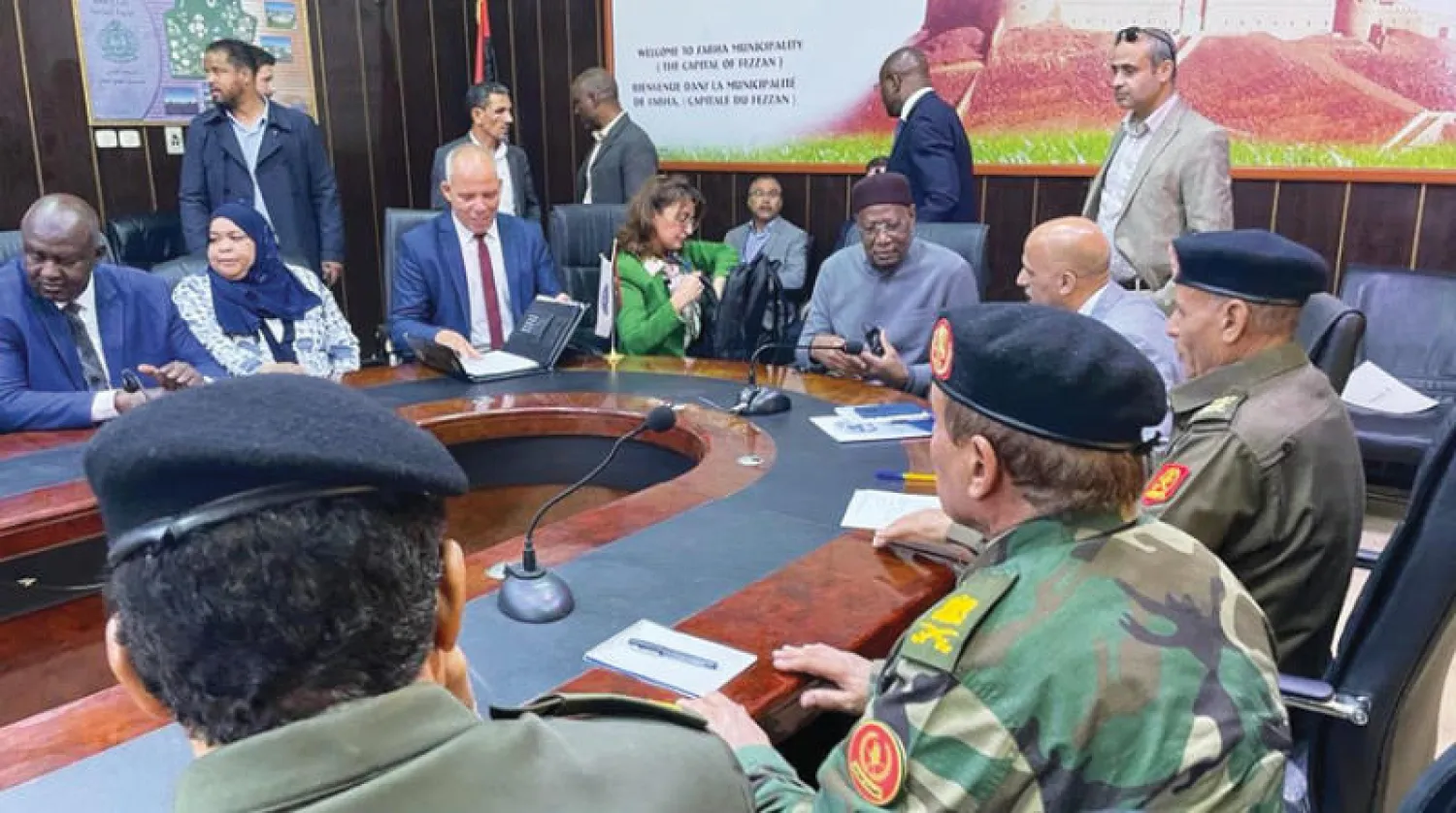 صورة وزعتها البعثة الأممية لاجتماع باتيلي بقادة عسكريين وأمنيين في الجنوب الليبي