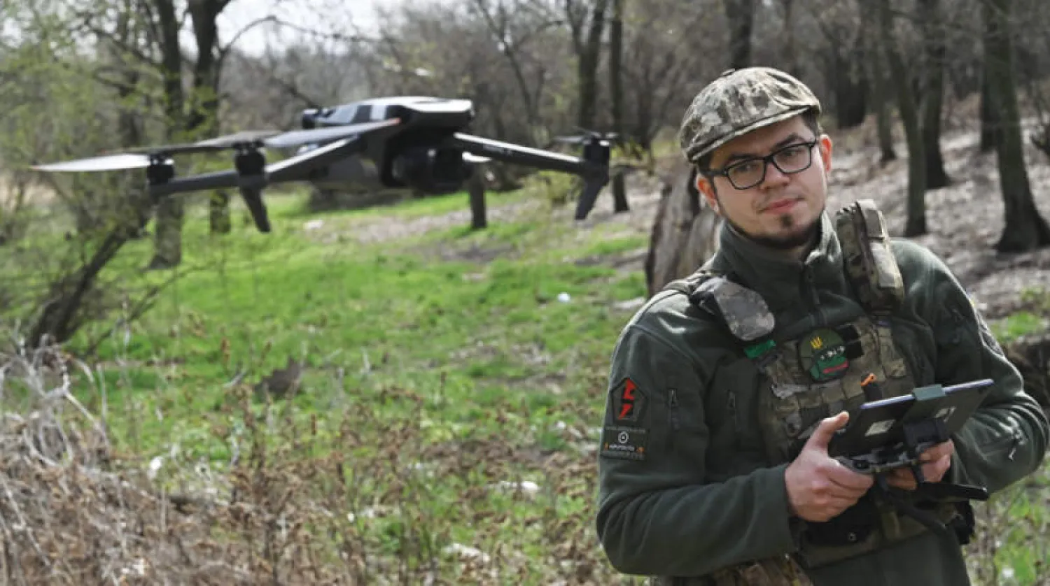 ضابط أوكراني يتلقى تدريبات حول استخدام الطائرات المُسيَّرة في منطقة دونيتسك (أ.ف.ب)