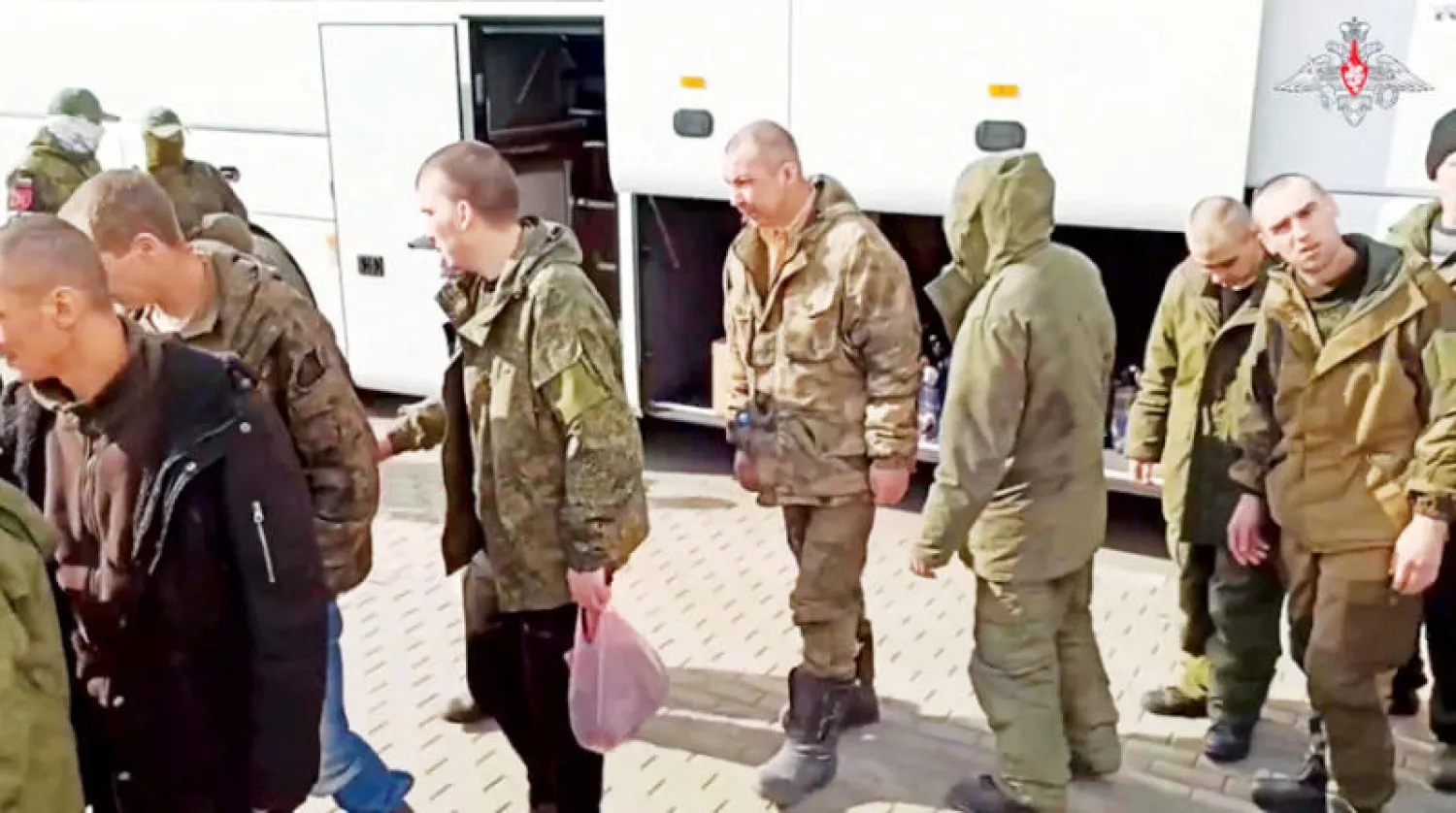 لقطة فيديو نشرته موسكو لأسرى روس أفرجت عنهم كييف في إطار المقايضة أمس (رويترز)