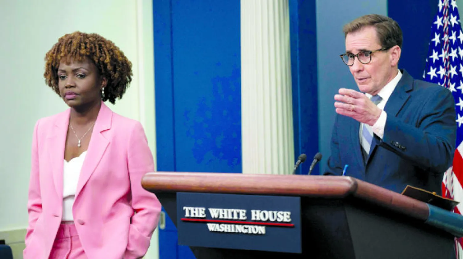 جون كيربي مع المتحدثة باسم البيت الأبيض (أ.ف.ب)