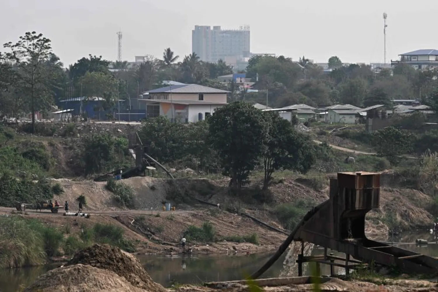 أشخاص يفرون من القتال في ميانمار (أ.ف.ب)