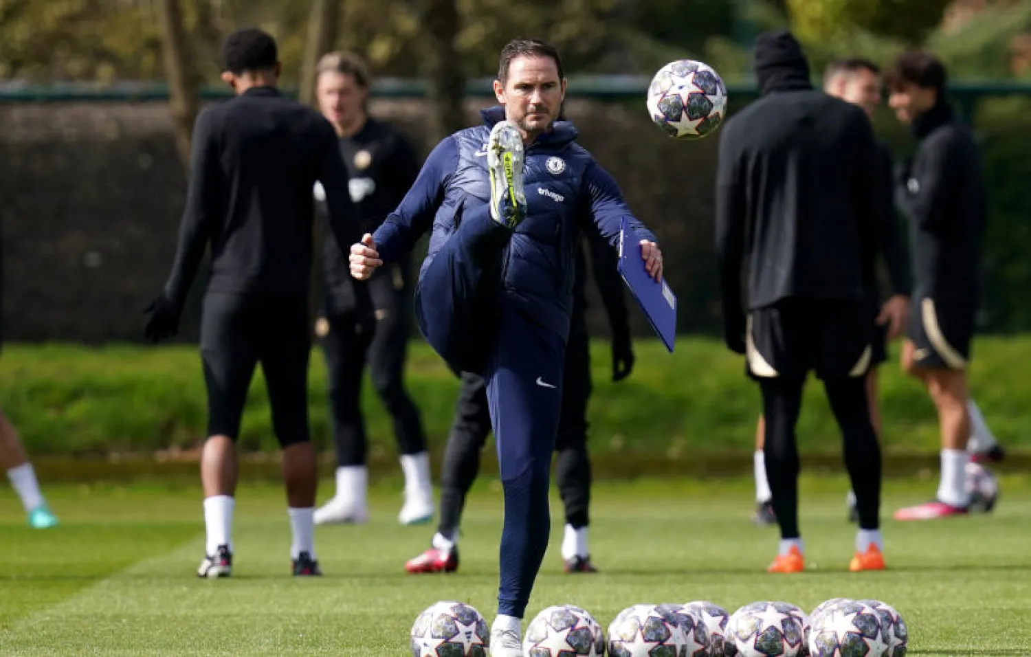 لامبارد ناشد لاعبيه بوضع عروضهم المخيبة للوراء (د.ب.أ)