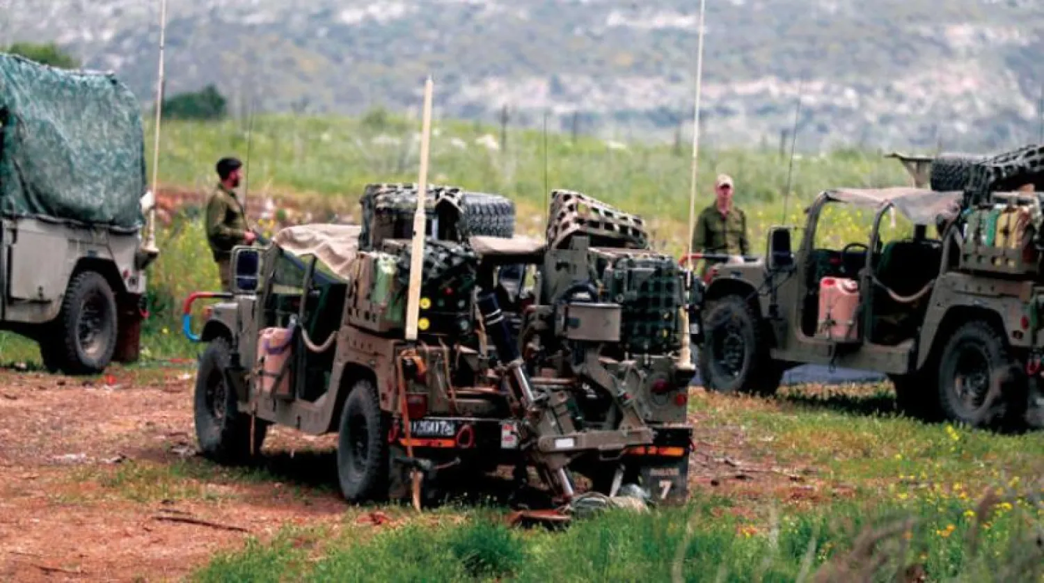 اسرائیلی فوجی الجلیل کے علاقے پر میزائل داغے جانے کے بعد لبنانی سرحد سے ملحقہ المالکیہ بستی کے قریب ایک مقام پر (ای پی اے)
