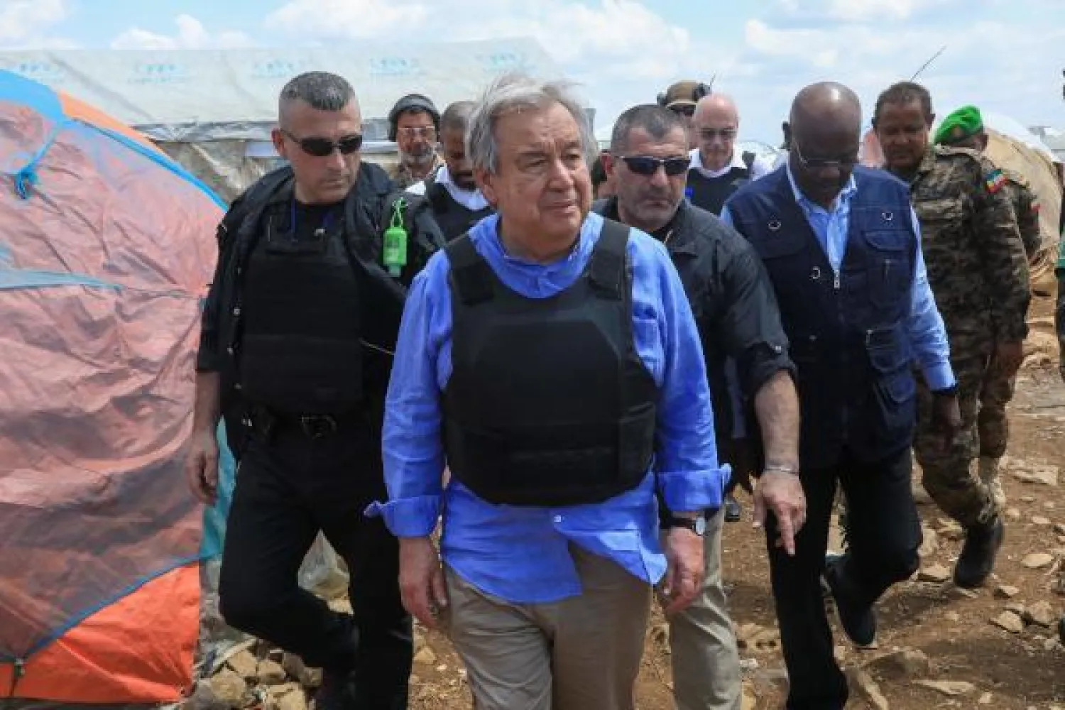 الأمين العام للأمم المتحدة أنطونيو غوتيريش خلال زيارته أمس مخيم نازحين في الصومال (أ.ف.ب)