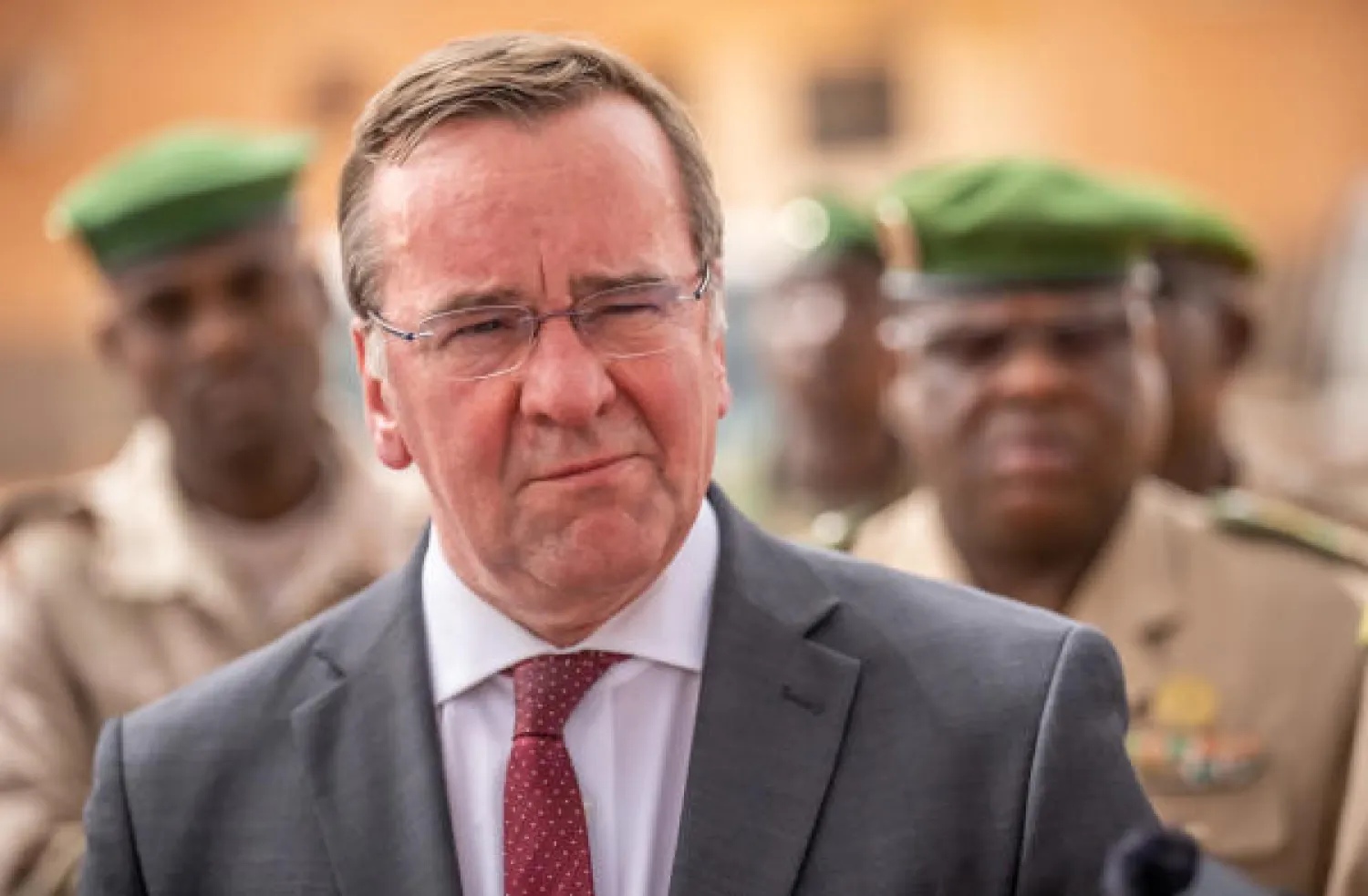 وزير الدفاع الألماني بوريس بيستوريوس اليوم في نيامي بالنيجر (د.ب.أ)