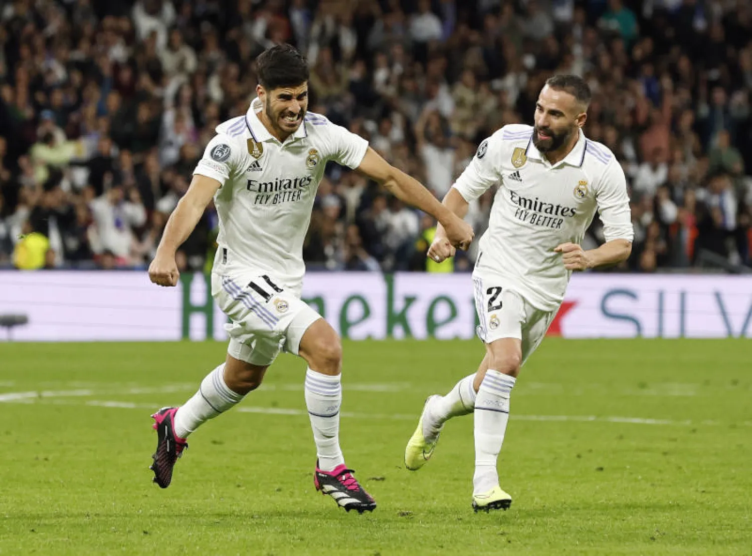 فرحة لاعبي ريال مدريد بثنائية الفريق في تشيلسي (رويترز)