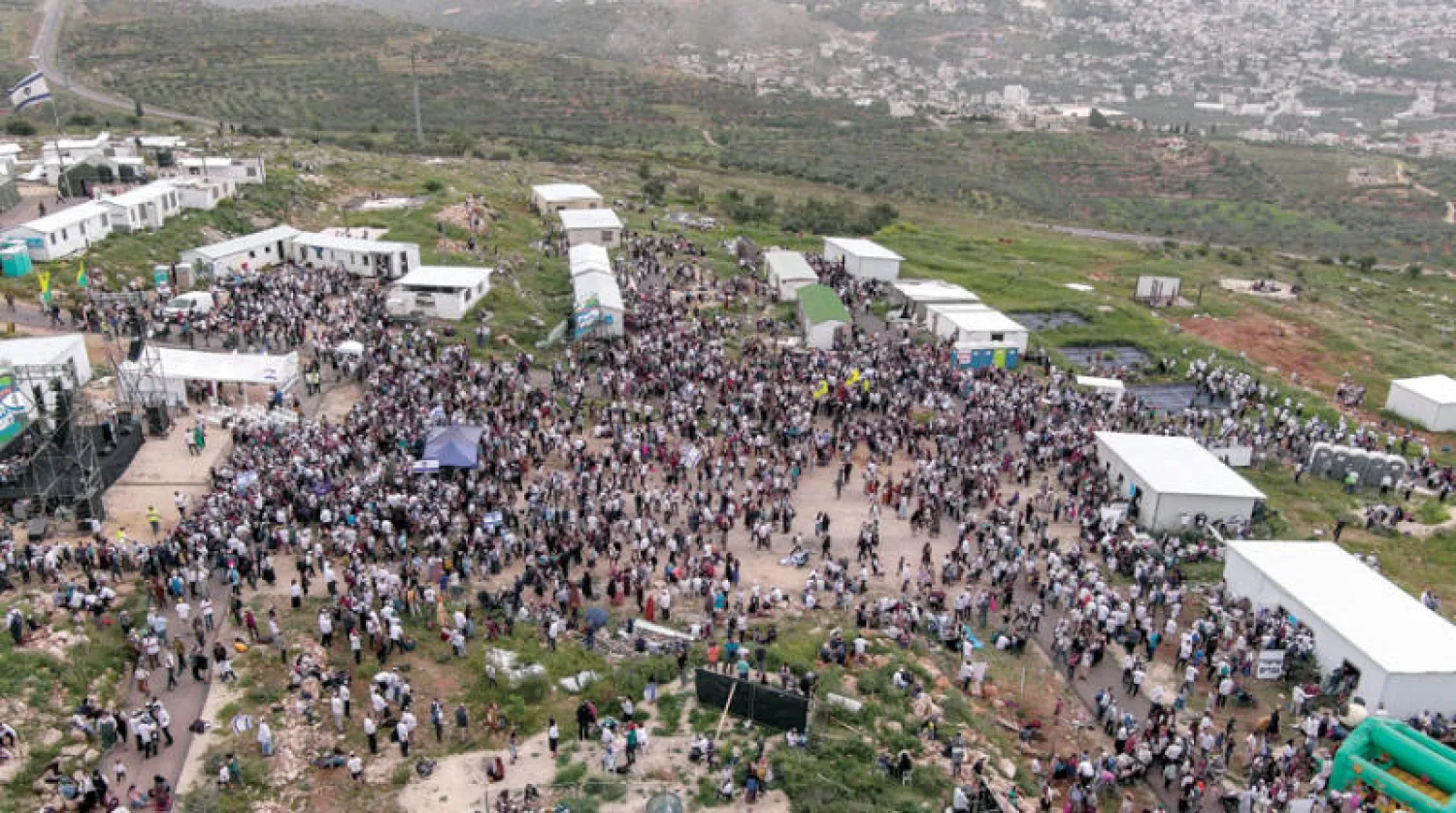 مستوطنون متجمعون في بؤرة «إيفياتار» بالضفة الاثنين (رويترز)