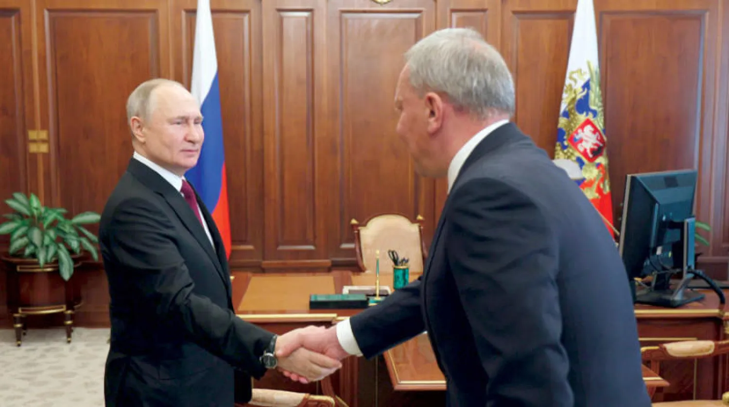 بوتين مع الرئيس التنفيذي لشركة «روسكوزموس» (أ.ب)