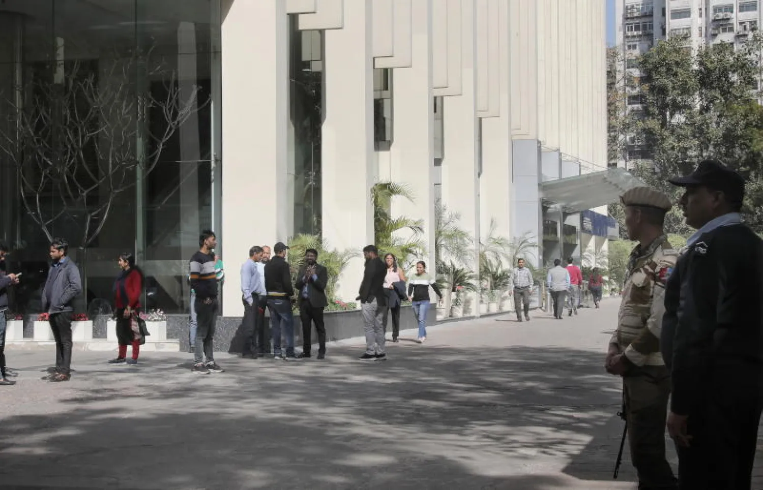 أشخاص يقفون خارج مكاتب هيئة الإذاعة البريطانية «بي بي سي» في نيودلهي (إ.ب.أ)