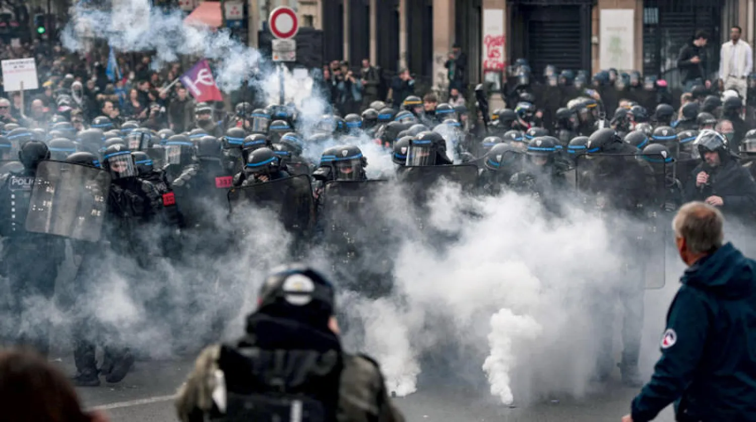 جانب من المواجهات بين المتظاهرين والشرطة في باريس أمس (أ.ف.ب)
