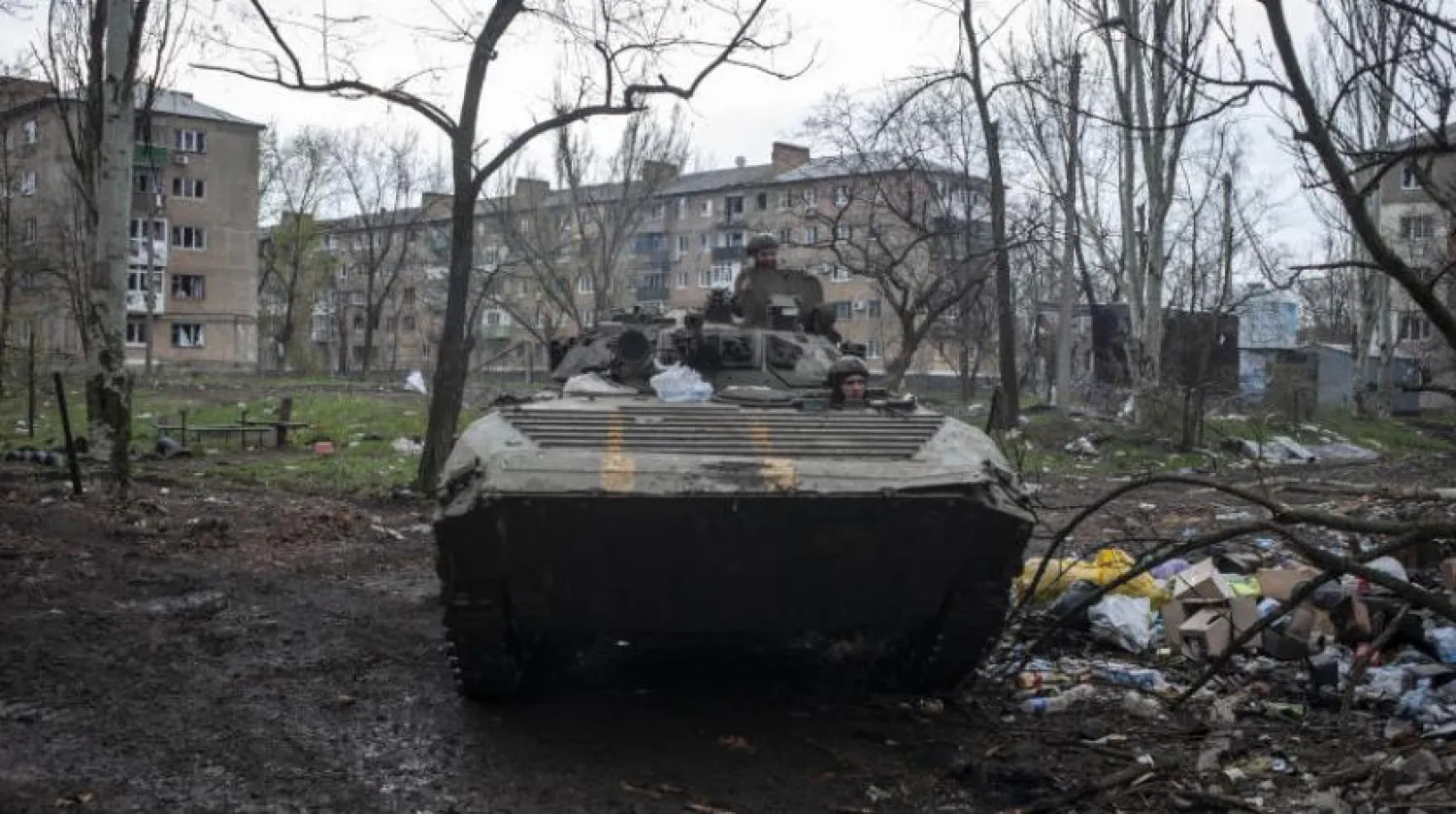 Ukrayna’nın Bahmut şehrinde bir tankta bulunan Ukraynalı askerler (AP)