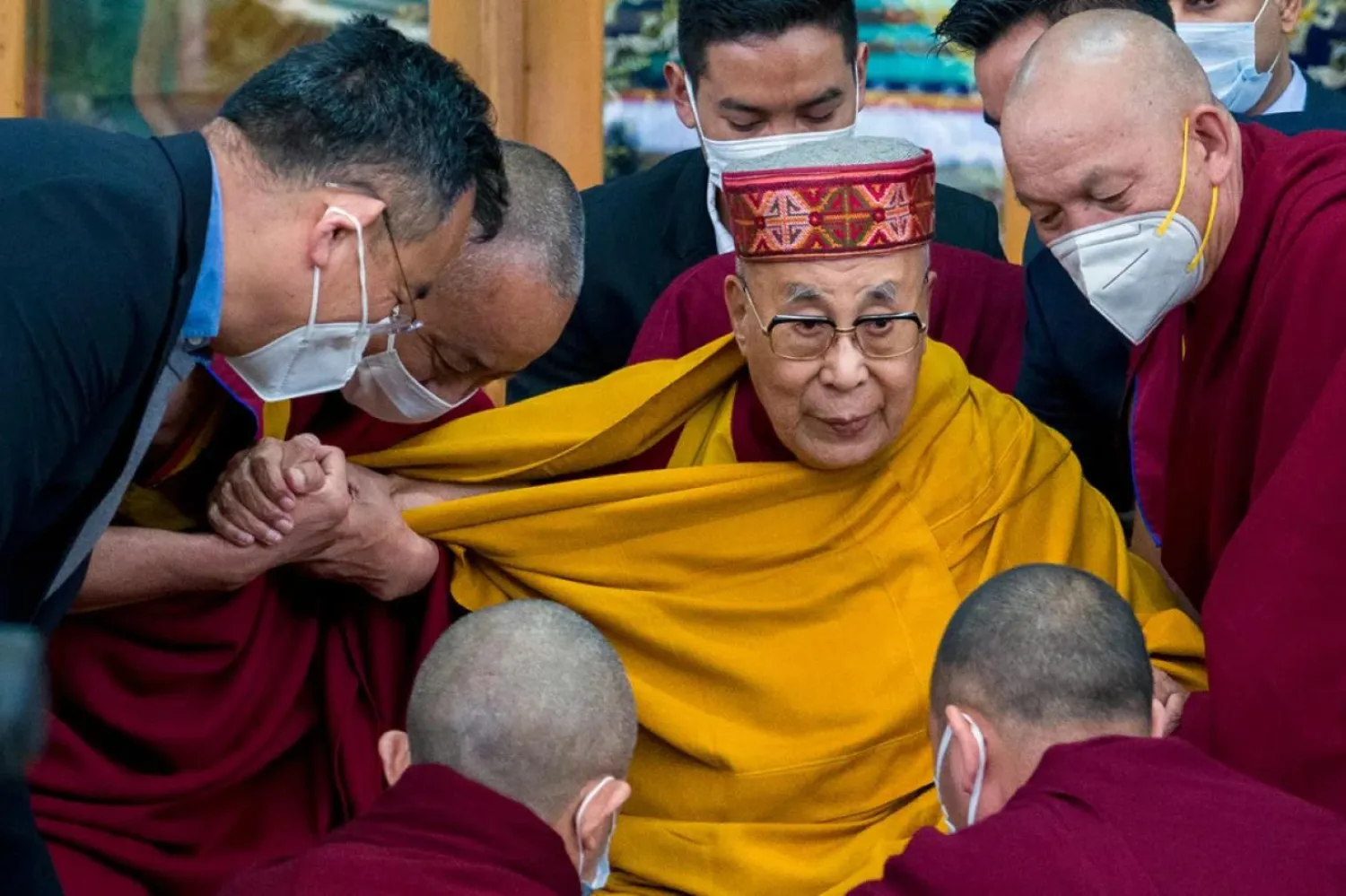 Dalay Lama, 2019'da da kendisinden sonra gelecek ruhani liderin "çekici olması gerektiğini" söyleyince tepki toplamıştı (AP)