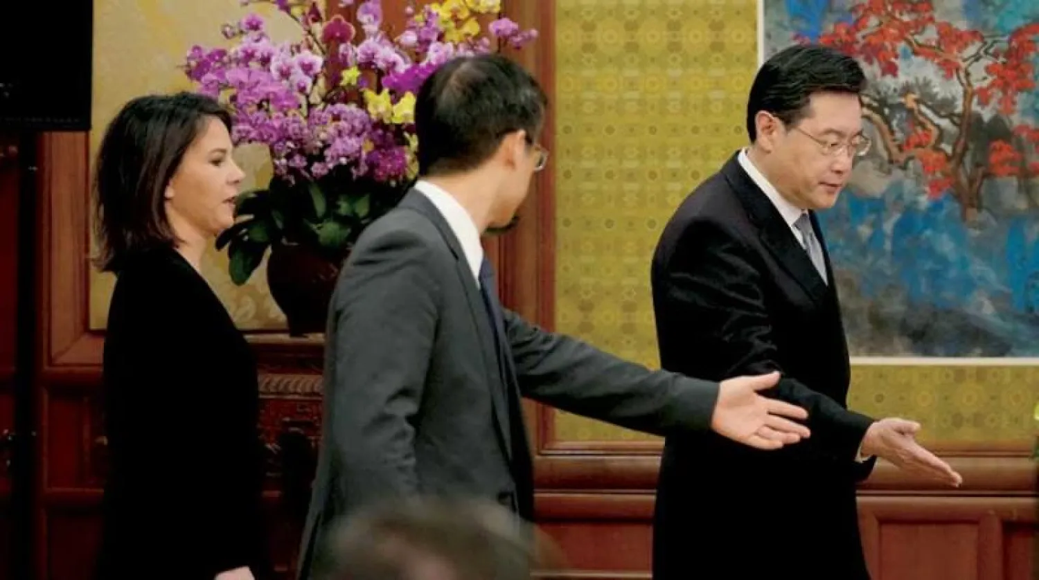 وزيرة الخارجية الألمانية أنالينا بيربوك مع نظيرها الصيني تشين غانغ (يمين) (رويترز)