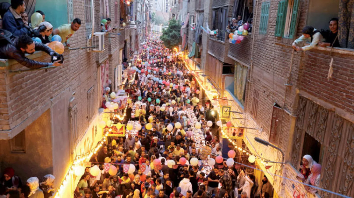 حفل إفطار جماعي بمنطقة المطرية في القاهرة الأسبوع الماضي (رويترز)