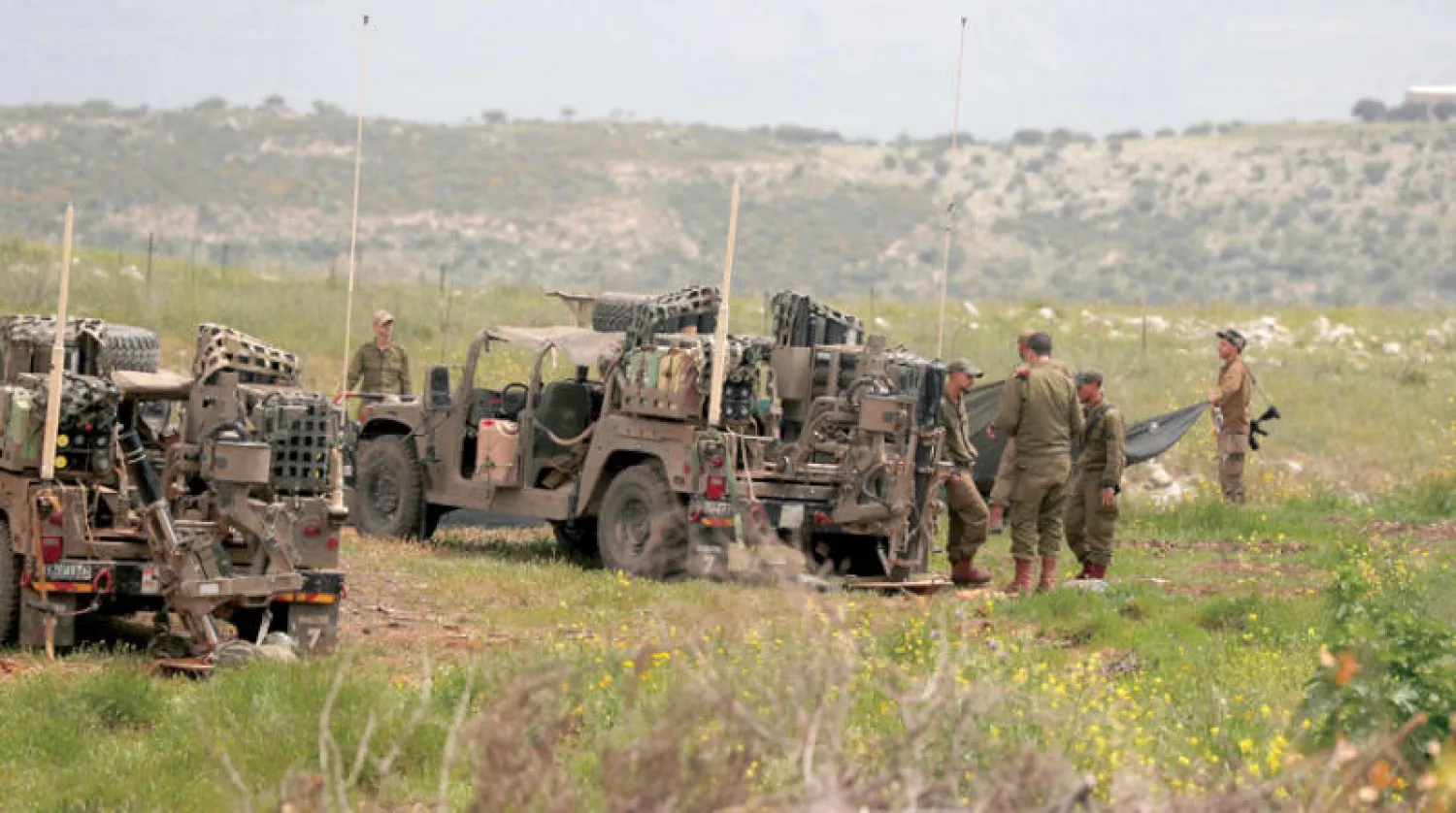 جنود إسرائيليون قرب الحدود اللبنانية بعد إطلاق الصواريخ على منطقة الجليل الأسبوع الماضي (إ.ب.أ)