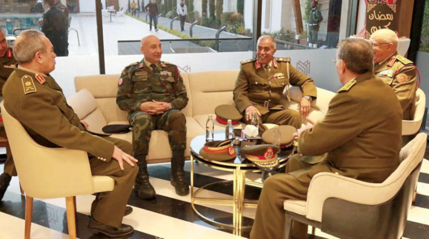 جانب من اجتماع الناظوري والحداد بمدينة بنغازي برفقة قيادات عسكرية من لجنة «5+5» (قناة ليبيا الحدث)